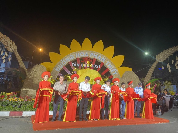 Nova Group tài trợ đường hoa tại TP.HCM, Phan Thiết và Biên Hòa - Ảnh 3. Nova Group tài trợ đường hoa tại TP.HCM, Phan Thiết và Biên Hòa - Ảnh 3.