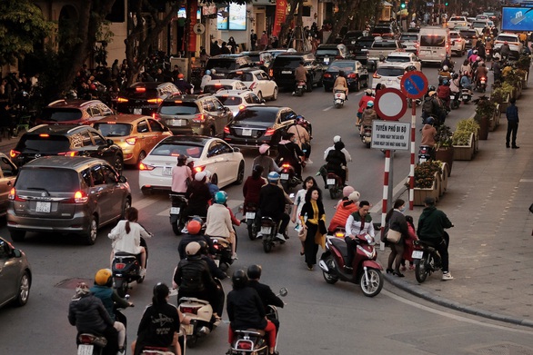 People go to the street to play spring, Hanoi is more congested than usual - Photo 2.