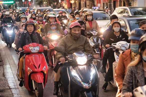 People go to the street to play spring, Hanoi is more congested than usual - Photo 4.