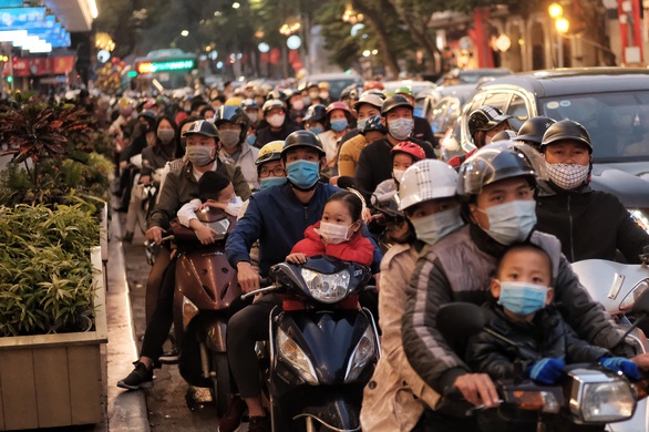 People go to the street to play spring, Hanoi is more congested than usual - Photo 1.