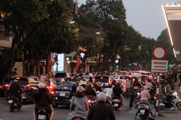 People go to the street to play spring, Hanoi is more congested than usual - Photo 5.