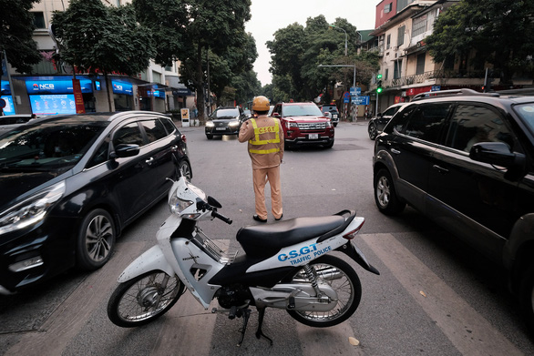 People go to the street to play spring, Hanoi is more congested than usual - Photo 6.