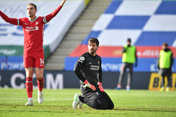 Alisson lại sai lầm, Liverpool thua trận thứ 3 liên tiếp vì để Leicester lội ngược dòng - Ảnh 1.