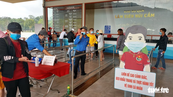 Lượng khách hành hương về nóc nhà miền Tây giảm mạnh - Ảnh 2. Lượng khách hành hương về nóc nhà miền Tây giảm mạnh - Ảnh 2.