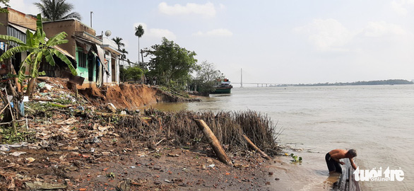 Phà quay đầu va đuôi vào bờ, 6 căn nhà lọt xuống sông trưa mùng 3 tết - Ảnh 1.