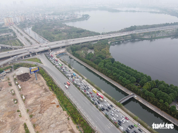 Hết Tết, ôtô ken đặc trên cao tốc Pháp Vân - Cầu Giẽ hướng về Hà Nội - Ảnh 5.