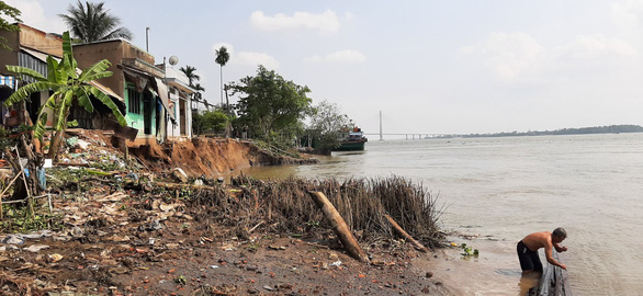 Vụ sạt lở gần bến phà ở Vĩnh Long: ‘Đúng quy định là phải đình chỉ bến phà từ lâu’ - Ảnh 1.