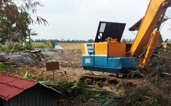 Máy xúc đang đào ao nuôi tôm thì trúng 2 quả bom, 1 quả phát nổ - Ảnh 1.