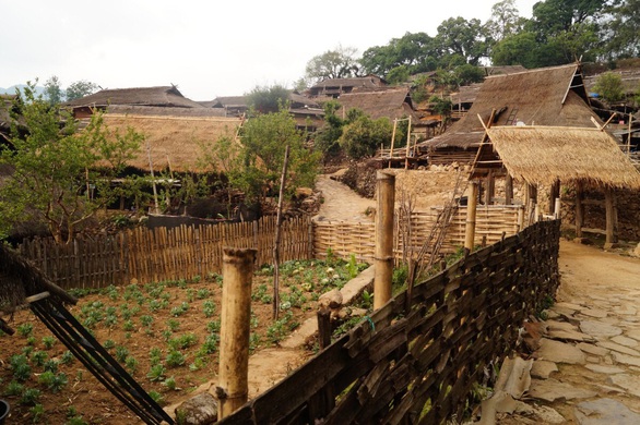 Bí ẩn: Ngôi làng 400 tuổi của bộ lạc nguyên thủy cuối cùng ở Trung Quốc bị cháy rụi - Ảnh 6. Bí ẩn: Ngôi làng 400 tuổi của bộ lạc nguyên thủy cuối cùng ở Trung Quốc bị cháy rụi - Ảnh 6.