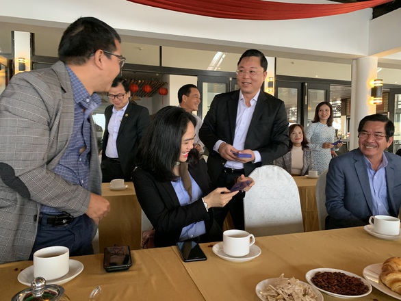 Chủ tịch tỉnh mời doanh nghiệp uống cà phê, lì xì và nghe hiến kế phát triển du lịch - Ảnh 1. Chủ tịch tỉnh mời doanh nghiệp uống cà phê, lì xì và nghe hiến kế phát triển du lịch - Ảnh 1.