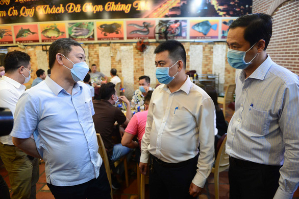 Vice President of the Ho Chi Minh City People's Committee inspects pubs: Sharing the biggest difficulties but fighting the epidemic - Photo 2.