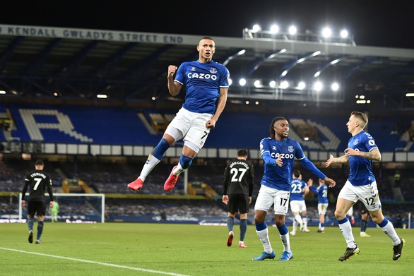 Thắng thuyết phục Everton, Man City bỏ xa Man Utd 10 điểm - Ảnh 2. Thắng thuyết phục Everton, Man City bỏ xa Man Utd 10 điểm - Ảnh 2.