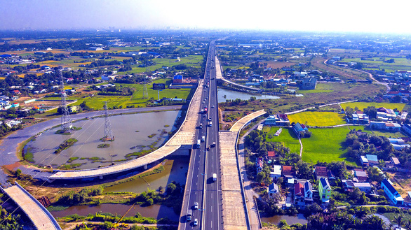 Chủ động làm đường 'đón' sân bay