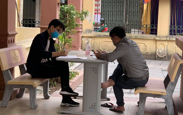 Người dân trở lại Hà Nội sau nghỉ lễ 30-4 phải khai báo y tế - Ảnh 1.