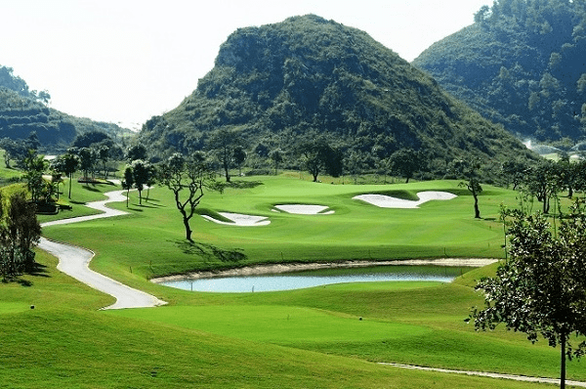 Hòa Bình chuyển hàng trăm hecta đất trồng rừng thành sân golf sai quy hoạch - Ảnh 1. Hòa Bình chuyển hàng trăm hecta đất trồng rừng thành sân golf sai quy hoạch - Ảnh 1.