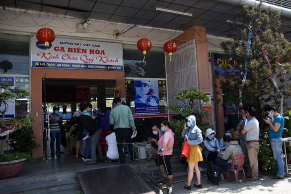 Khách ùn ùn tới các ga tàu đổi trả vé, hoàn tiền sau 3 tháng - Ảnh 4.