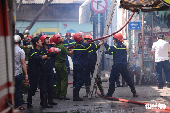 Nhiều tiếng nổ kèm khói lửa bốc lên ngùn ngụt tại một căn nhà ở quận Phú Nhuận - Ảnh 2.
