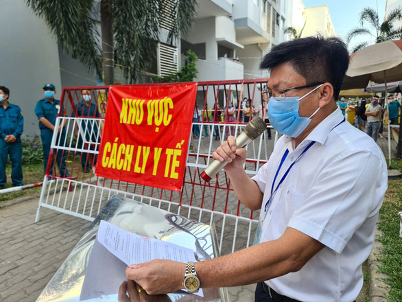 Dân Bình Dương reo hò, vẫy cờ khi điểm phong tỏa cuối cùng tại Ehome 4 được dỡ bỏ - Ảnh 2.