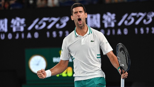 Thắng nhanh Medvedev, Djokovic lần thứ 18 vô địch Grand Slam - Ảnh 1. Thắng nhanh Medvedev, Djokovic lần thứ 18 vô địch Grand Slam - Ảnh 1.