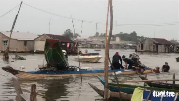 Bắt 5 nghi phạm dùng vỏ lãi đâm công an để cướp lại hàng lậu trên sông Châu Đốc - Ảnh 1.