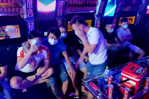 Kiểm tra quán karaoke rạng sáng, phòng chủ đầy dao, phòng khách đầy ma túy - Ảnh 1.