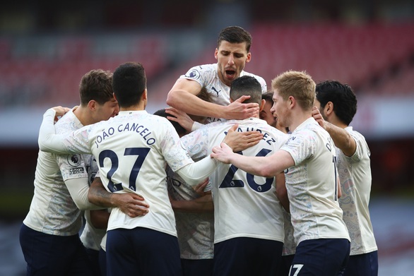 Hạ Arsenal, Man City thắng trận thứ 18 liên tiếp - Ảnh 1. Hạ Arsenal, Man City thắng trận thứ 18 liên tiếp - Ảnh 1.