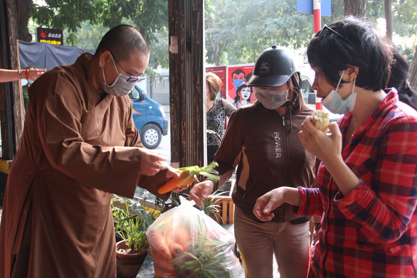 Đông đảo người dân đến với phiên chợ 0 đồng của MC Đại Nghĩa giải cứu nông sản Hải Dương - Ảnh 2.