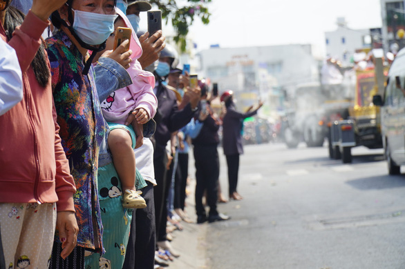 Xúc động hàng ngàn người dân tiễn đưa nguyên Phó thủ tướng Trương Vĩnh Trọng về nơi an nghỉ - Ảnh 7.