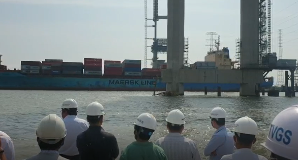 Tàu container tông sập cẩu thi công cầu Phước Khánh, thiệt hại 20 tỉ đồng - Ảnh 1.