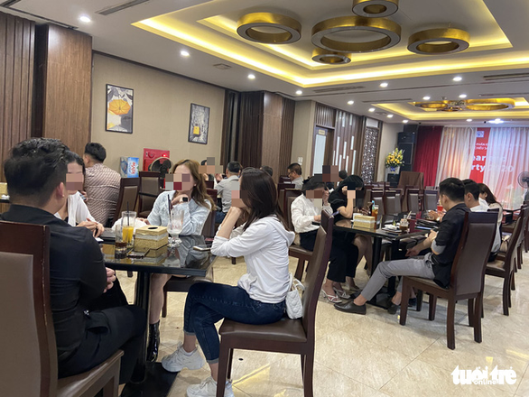 Bất chấp lệnh cấm, karaoke, cà phê, trà đá ở Hà Nội vẫn ‘đông như hội’ - Ảnh 1. Bất chấp lệnh cấm, karaoke, cà phê, trà đá ở Hà Nội vẫn ‘đông như hội’ - Ảnh 1.