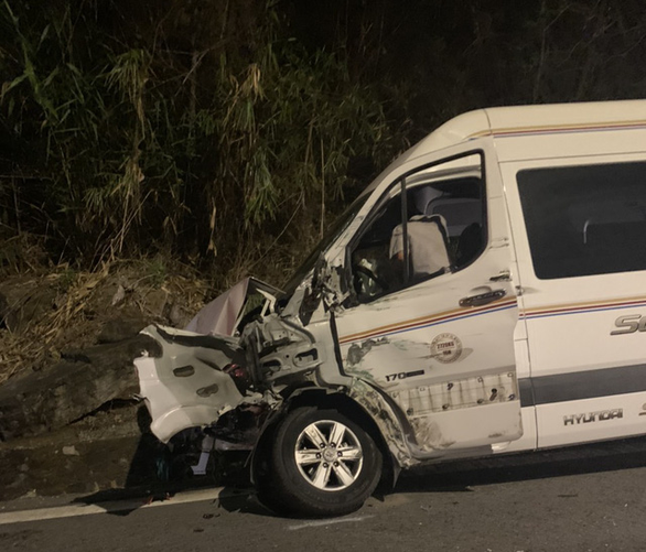 Xe chở bôxit mất lái gây tai nạn liên hoàn trên đèo Bảo Lộc - Ảnh 2.