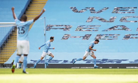 Thắng trận thứ 20 liên tiếp, Man City bỏ xa Man Utd 13 điểm - Ảnh 1. Thắng trận thứ 20 liên tiếp, Man City bỏ xa Man Utd 13 điểm - Ảnh 1.