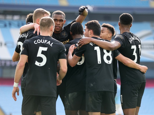Thắng trận thứ 20 liên tiếp, Man City bỏ xa Man Utd 13 điểm - Ảnh 2. Thắng trận thứ 20 liên tiếp, Man City bỏ xa Man Utd 13 điểm - Ảnh 2.