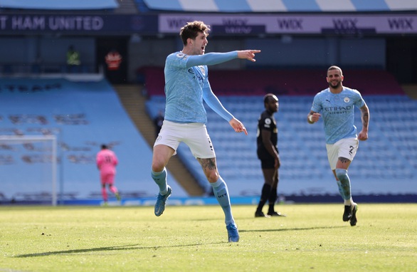 Thắng trận thứ 20 liên tiếp, Man City bỏ xa Man Utd 13 điểm - Ảnh 3. Thắng trận thứ 20 liên tiếp, Man City bỏ xa Man Utd 13 điểm - Ảnh 3.