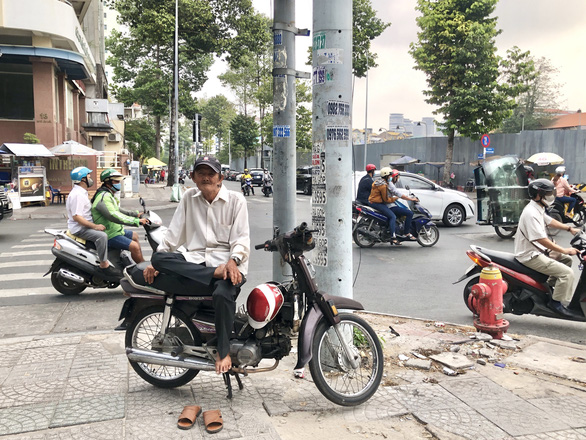 Mừng vì đã có vắc xin ngừa COVID-19, người nghèo lại lo không có tiền tiêm - Ảnh 1.