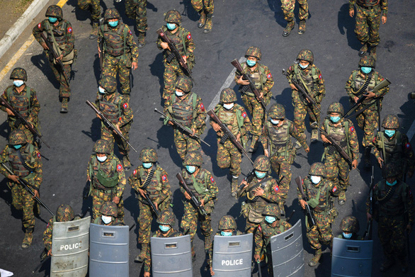 Reuters: Myanmar police opened fire on the protest, shed blood, 7 people were killed - Photo 1.