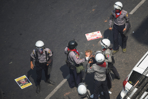 Reuters: Myanmar police opened fire on the protest, blood was spilled, 7 people died - Photo 2.