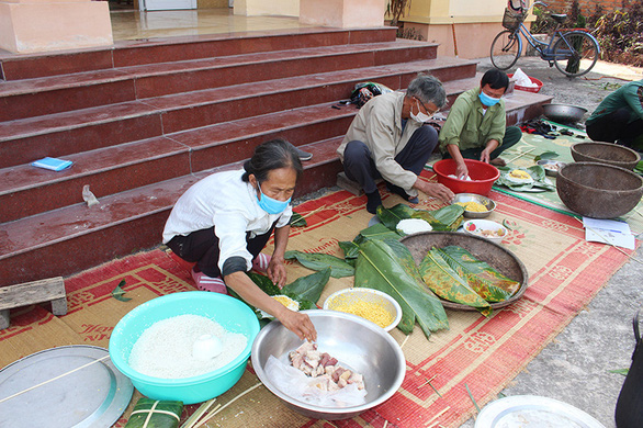 Nấu bánh chưng gửi tặng chốt kiểm soát phòng, chống dịch COVID-19 - Ảnh 1.