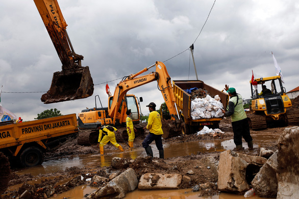 Indonesia mở thêm 6 nghĩa trang vì thiếu đất mai táng người bệnh COVID-19 - Ảnh 1.