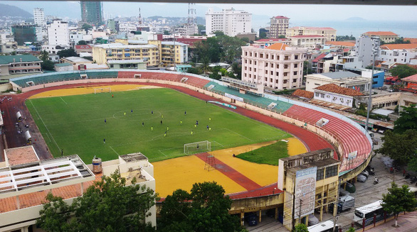 Tháo treo, sửa lại nhà thi đấu và sân vận động Nha Trang, dân mừng - Ảnh 1.