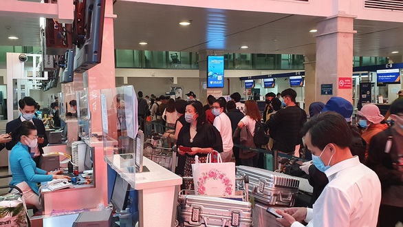 Nhiều hành khách hủy vé đường bay gần vùng dịch - Ảnh 1. Nhiều hành khách hủy vé đường bay gần vùng dịch - Ảnh 1.