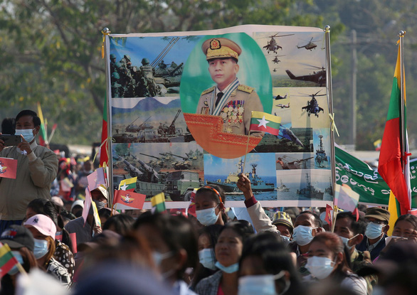 Biểu tình đầu tiên ở Myanmar phản đối đảo chính - Ảnh 3.