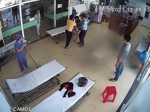 Bị nhắc đeo khẩu trang, bệnh nhân đánh bác sĩ bầm tím vùng mặt - Ảnh 1. Bị nhắc đeo khẩu trang, bệnh nhân đánh bác sĩ bầm tím vùng mặt - Ảnh 1.
