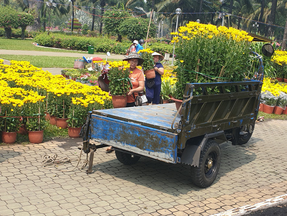 Hoa ế, người bán vẫn tự tin giữ giá, người mua canh me chờ giảm - Ảnh 2.