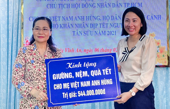 Lãnh đạo TP.HCM chúc tết, hỗ trợ bà con khó khăn tại Củ Chi và Bến Tre - Ảnh 1.