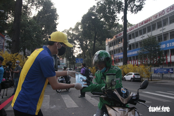 Sau ATM gạo, có thêm xe buýt phát... khẩu trang bằng cảm ứng tự động - Ảnh 3.