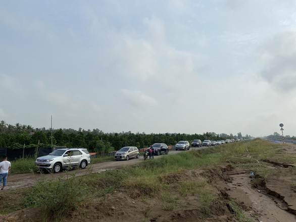 Quốc lộ 1 kẹt xe, xe cộ hỗn loạn chạy vào cao tốc Trung Lương - Mỹ Thuận - Ảnh 1.