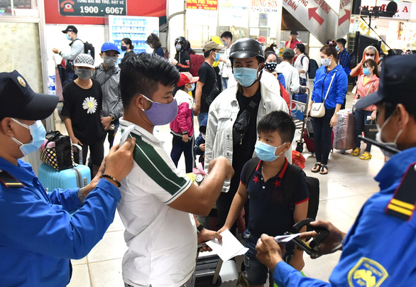 Nhà ga, bến tàu lo cho bà con về quê bình an - Ảnh 1.