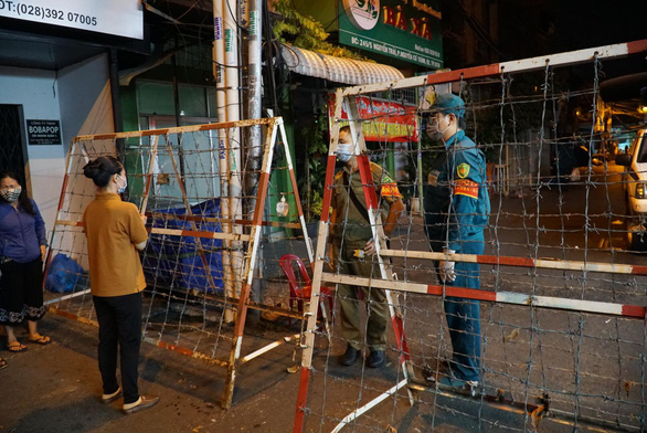 Emergency night lockdown in Ma Lang area related to COVID-19 infection in Tan Son Nhat - Photo 3.