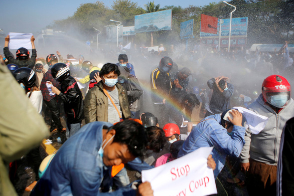 Cảnh sát Myanmar dùng vòi rồng giải tán người biểu tình phản đối đảo chính - Ảnh 1.